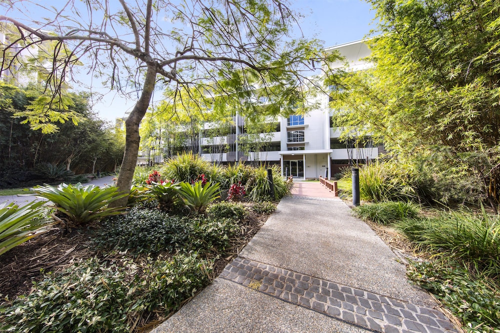 Oaks Brisbane Mews Suites 23/27