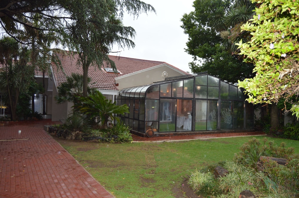 Airport Gardens Boutique Hotel 66/68