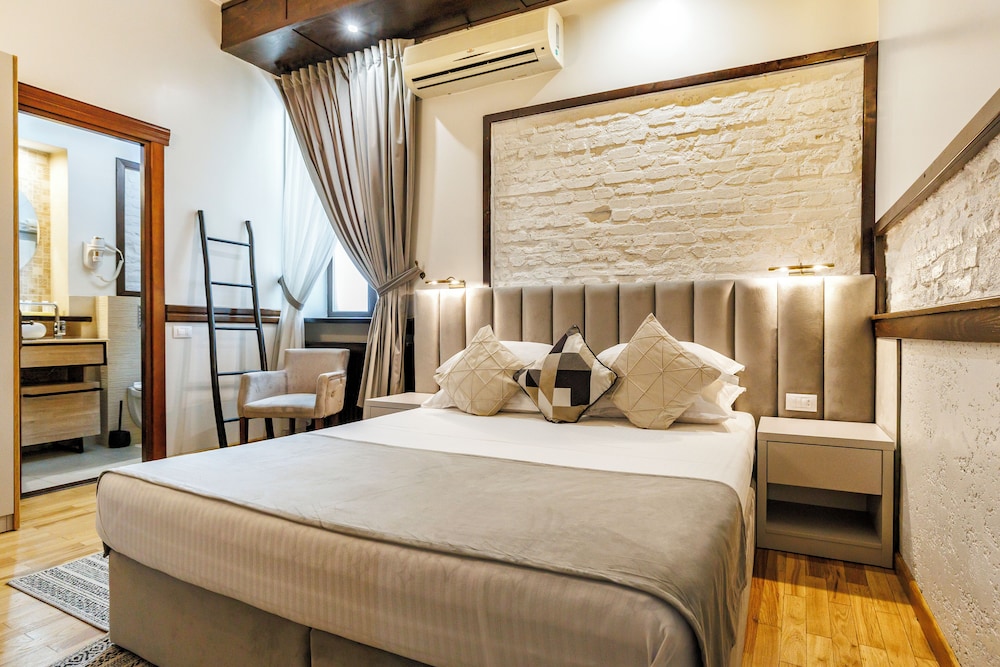 Room, King Bed, La Strada Boutique Villa 7/10