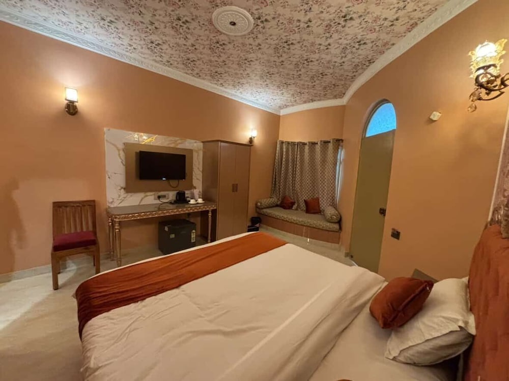 DELUXE, TWIN BEDS