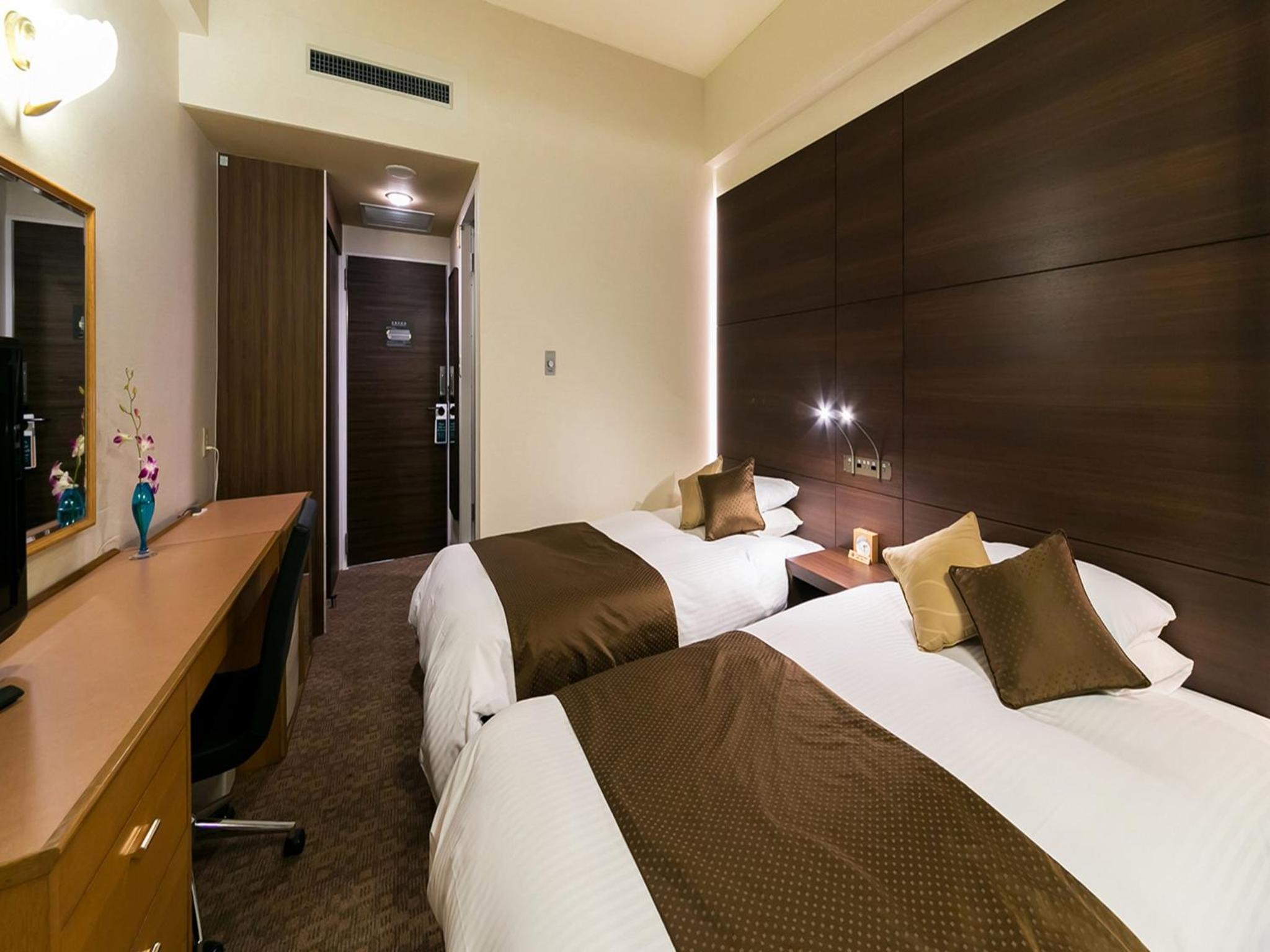 Superior, Twin Beds, East Wing
