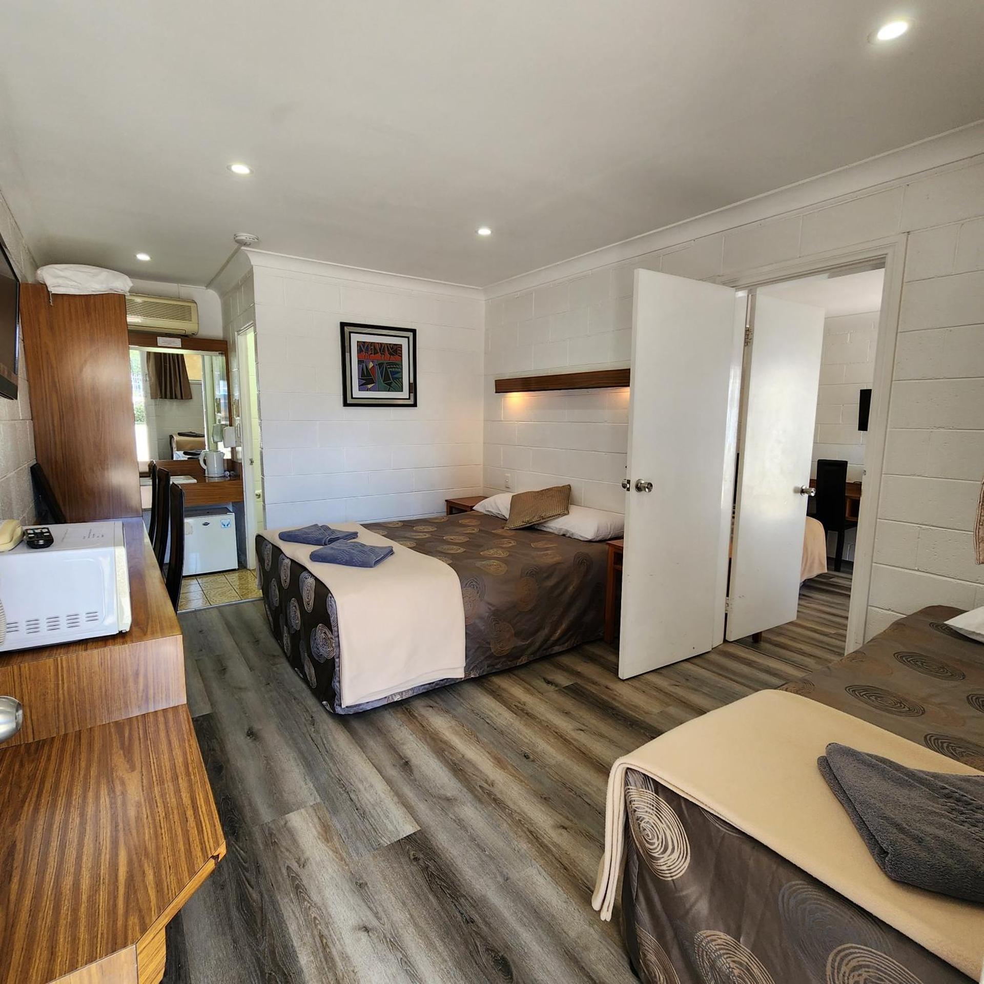 BYER FOUNTAIN MOTOR INN 22/50