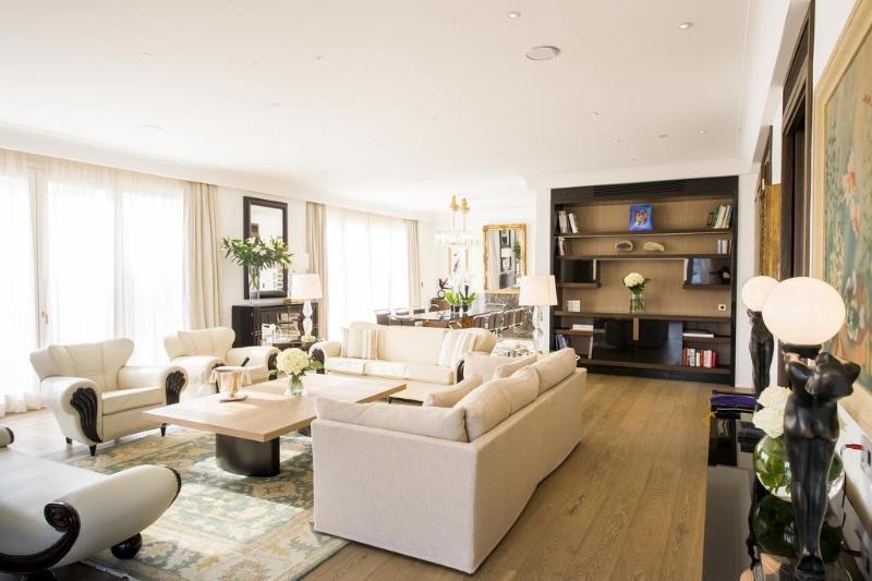 EXECUTIVE, SUITE