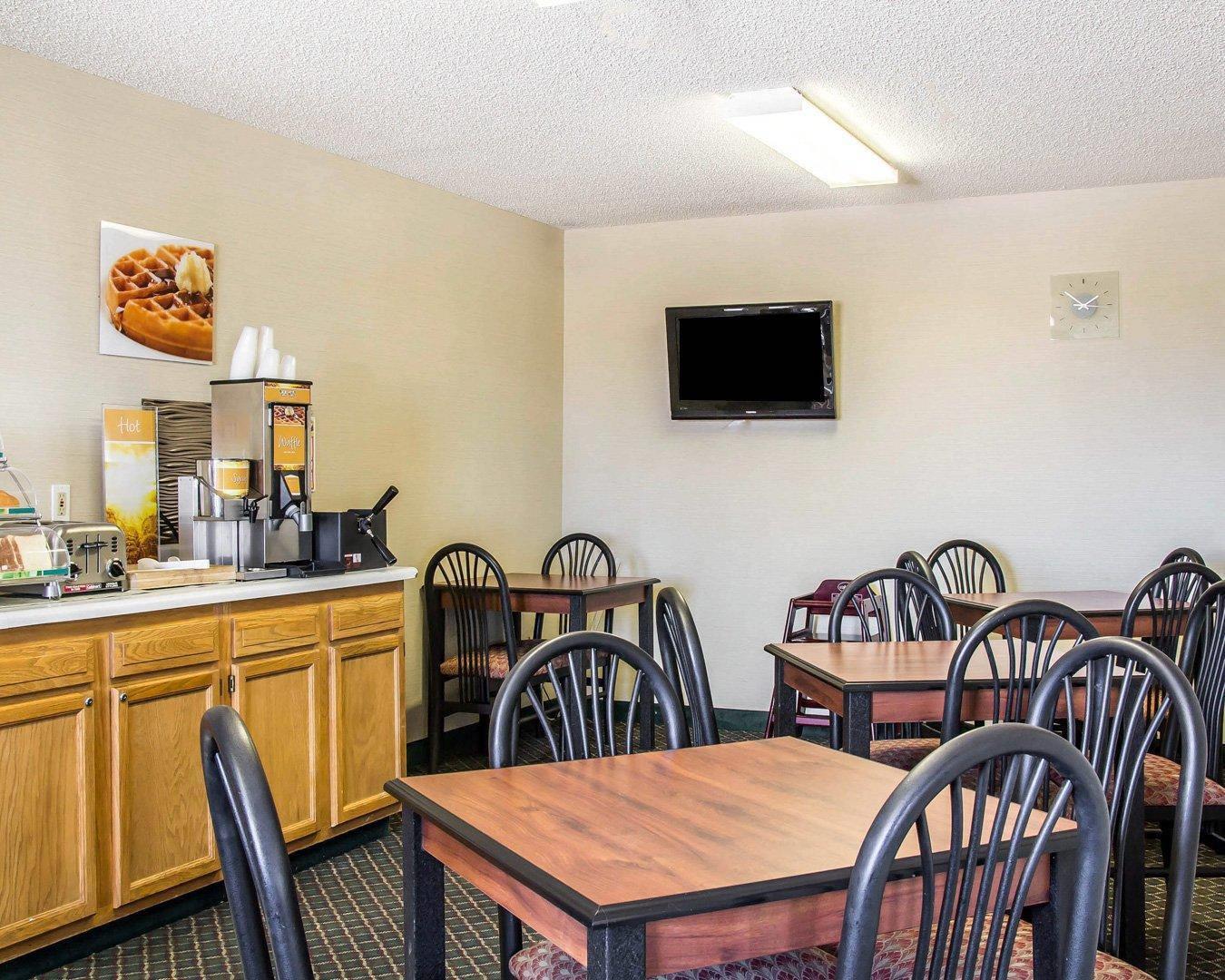 Econo Lodge Longmont East 16/17