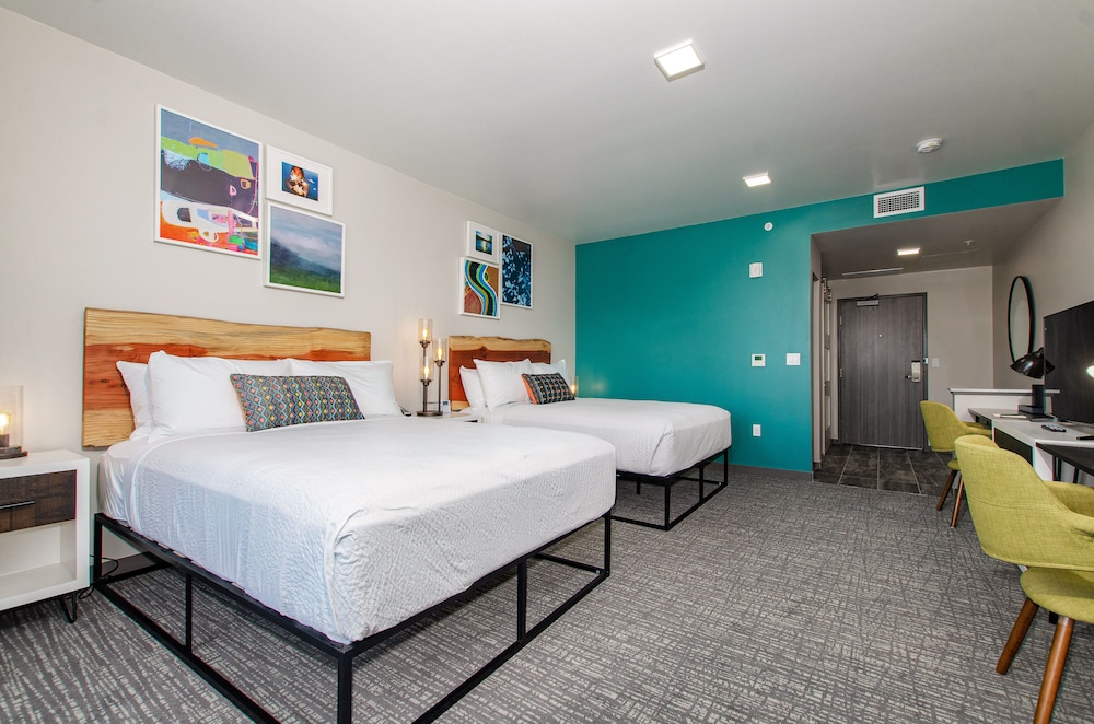 Deluxe, 2 Queen Beds, River View