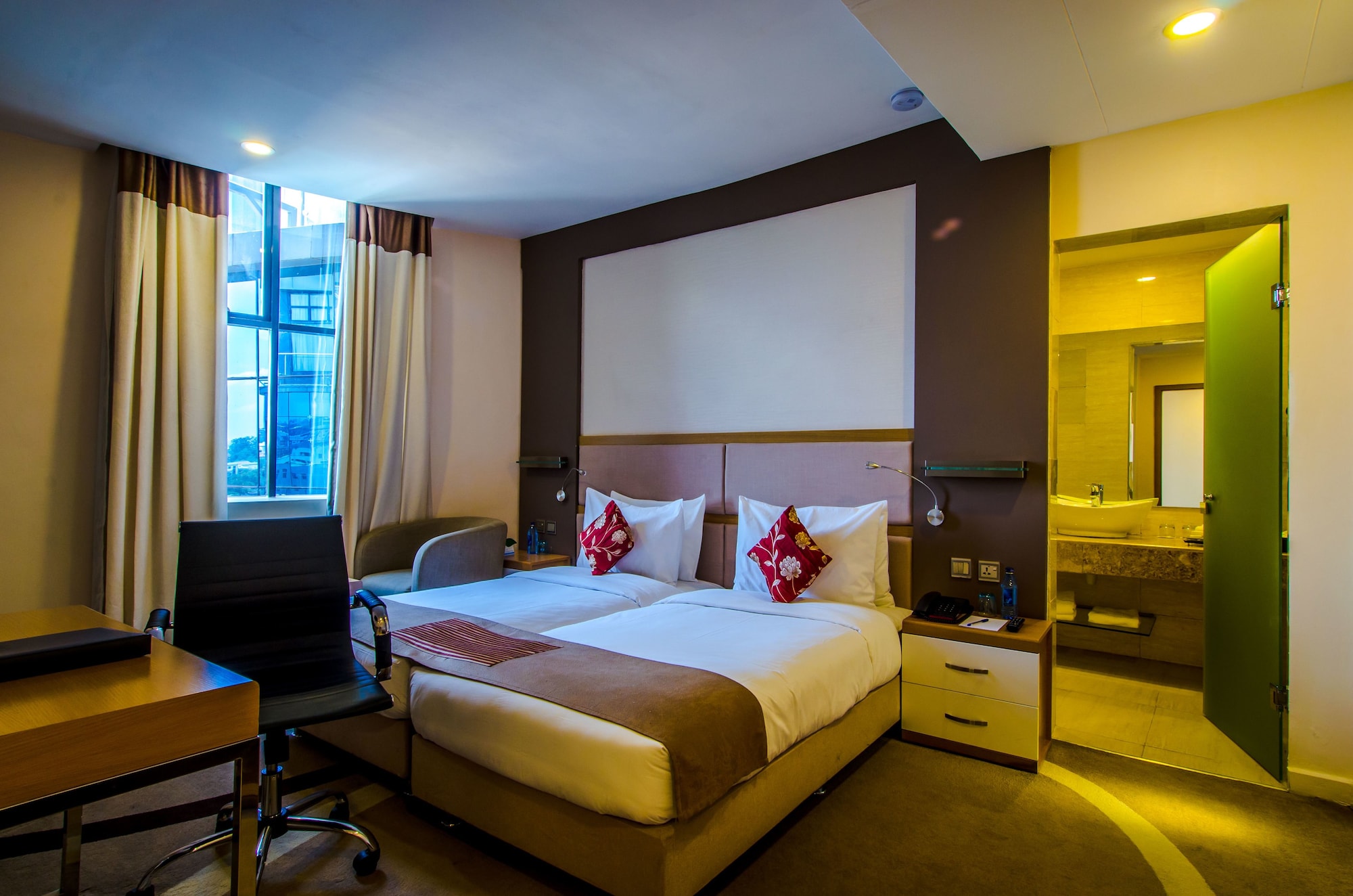 غرفة قياسية بسريرين منفصلين، PrideInn Azure Hotel Nairobi Westlands 3/4