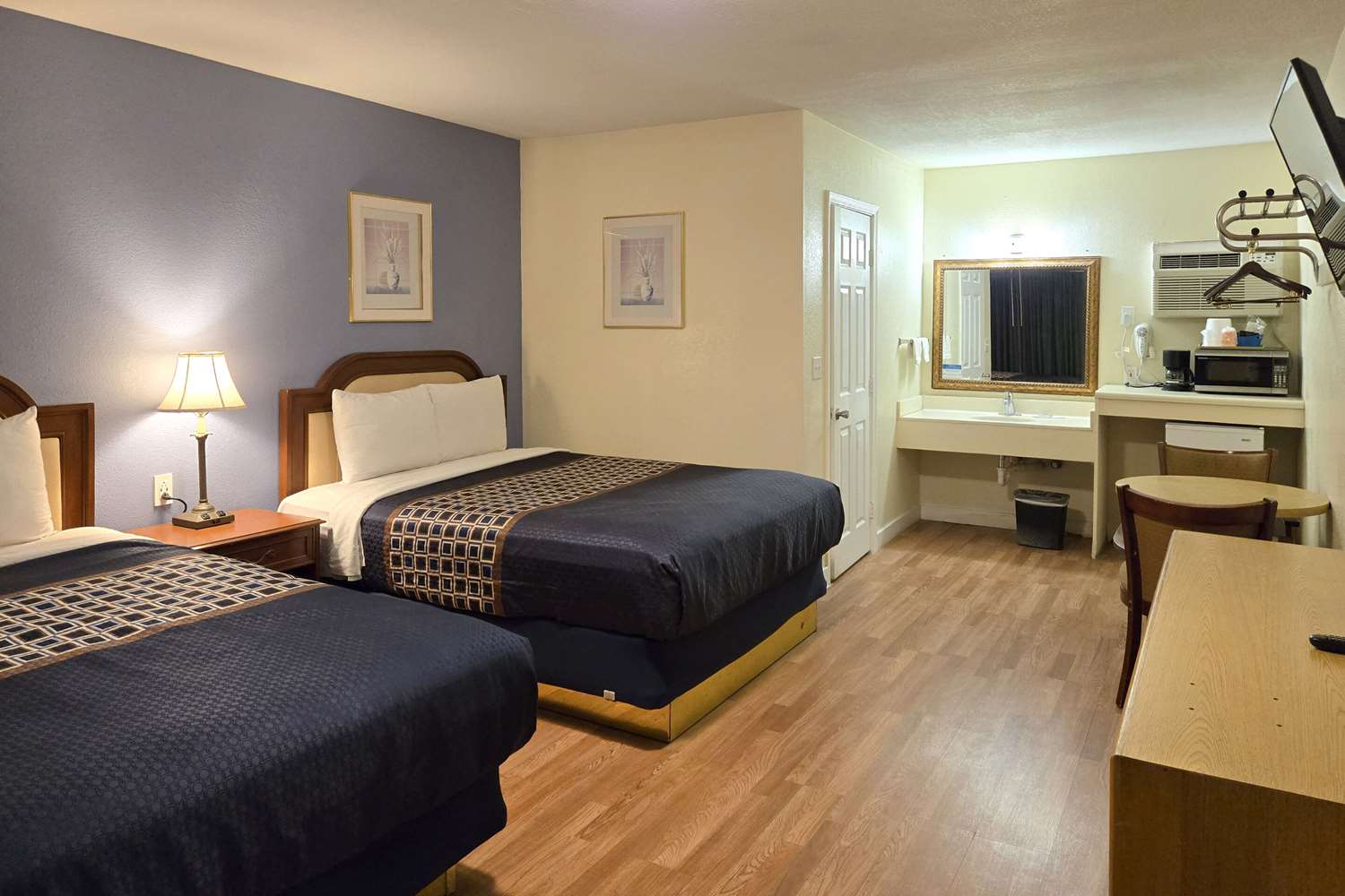 غرفة بسريرين كوين، Rodeway Inn & Suites Blythe I-10, CA 5/9