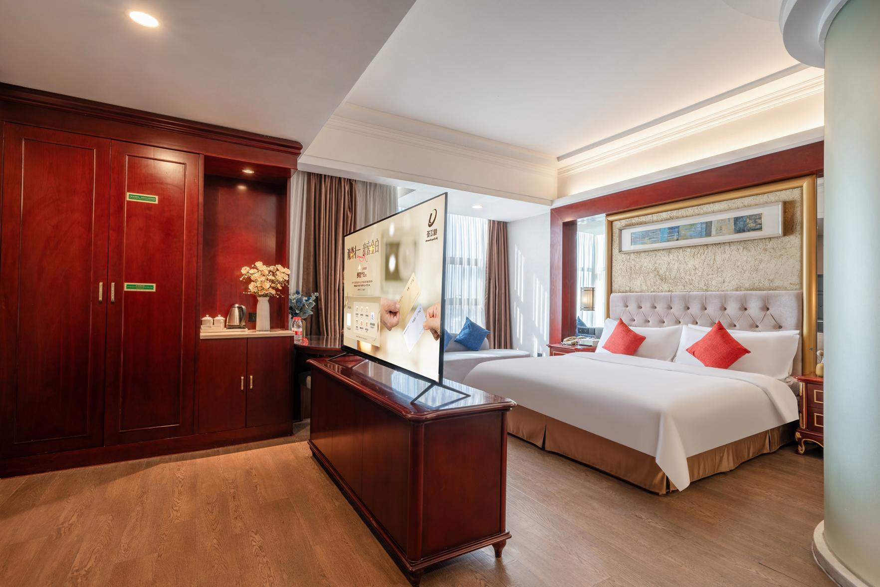 Vienna International Hotel (Shanghai Hongqiao National Exhibition and Convention Center Caobao Road) 37/47