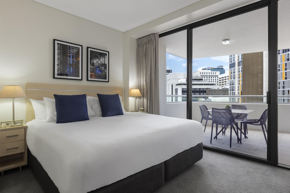 Oaks Brisbane Aurora Suites 24/74