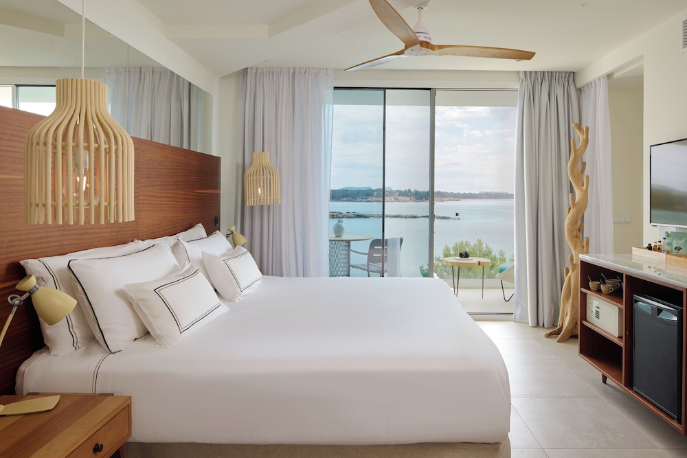 The Level, Supreme, Junior Suite, 1 King and 1 Single Beds, Sea View