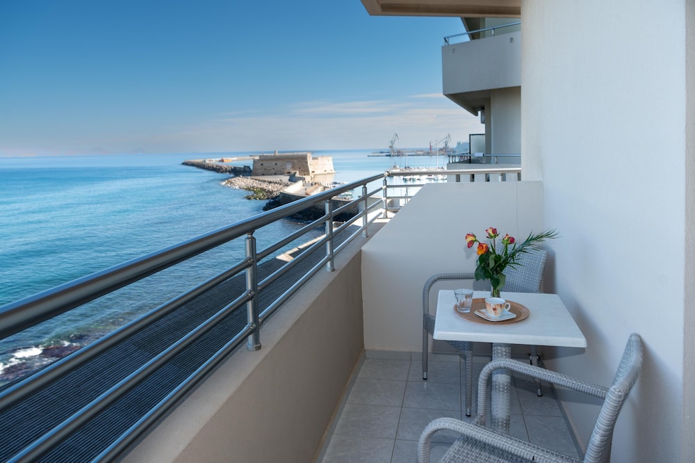 Kronos Hotel 9/50