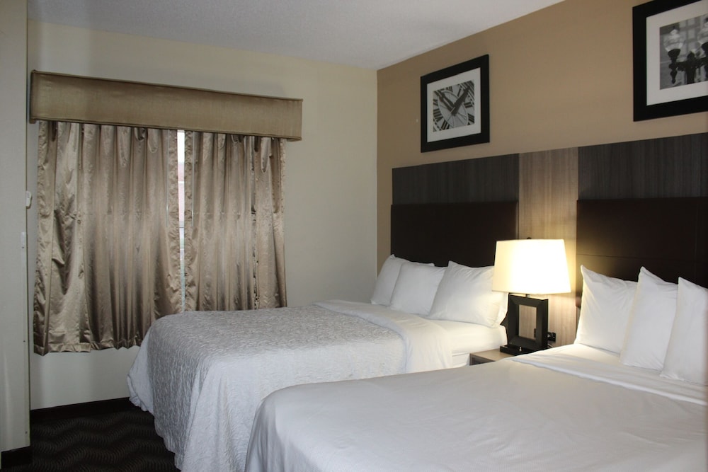 SUITE, 2 DOUBLE BEDS, BATHTUB, ACCESSIBLE