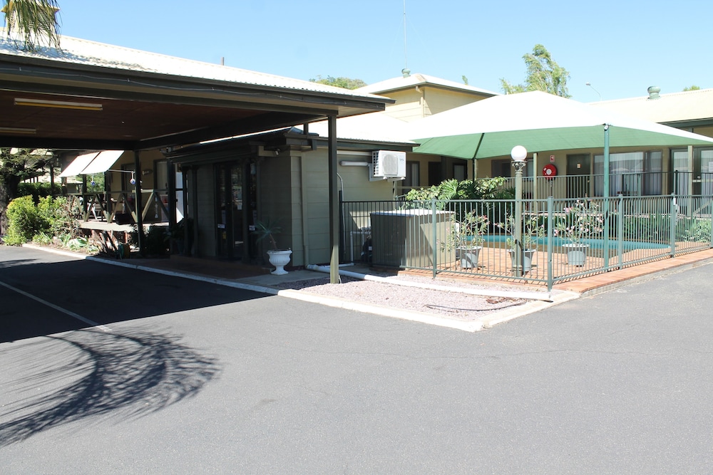 LAKE FORBES MOTEL 41/44