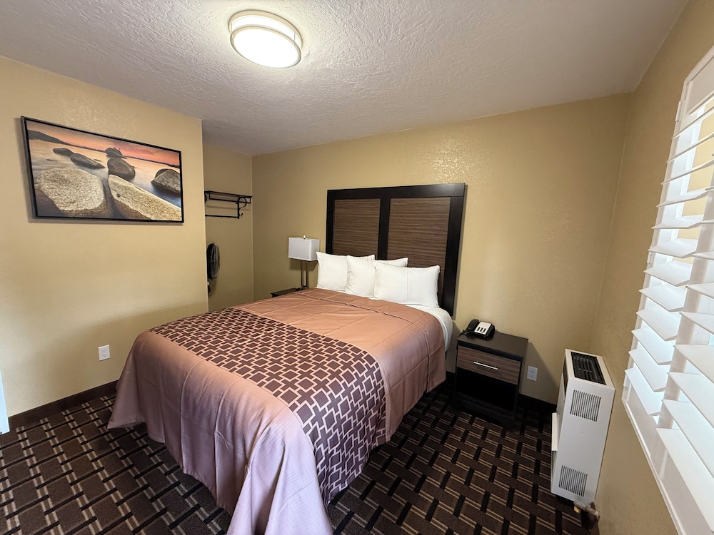 DELUXE, SINGLE, QUEEN BED