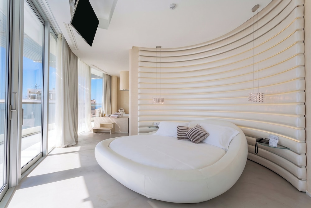 2 BEDROOMS, PENTHOUSE, 2 QUEEN BEDS