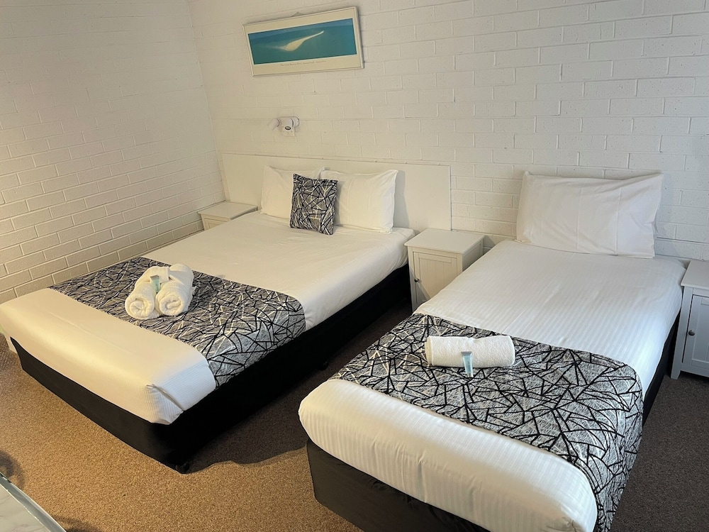 Coastal Bay Motel 19/66