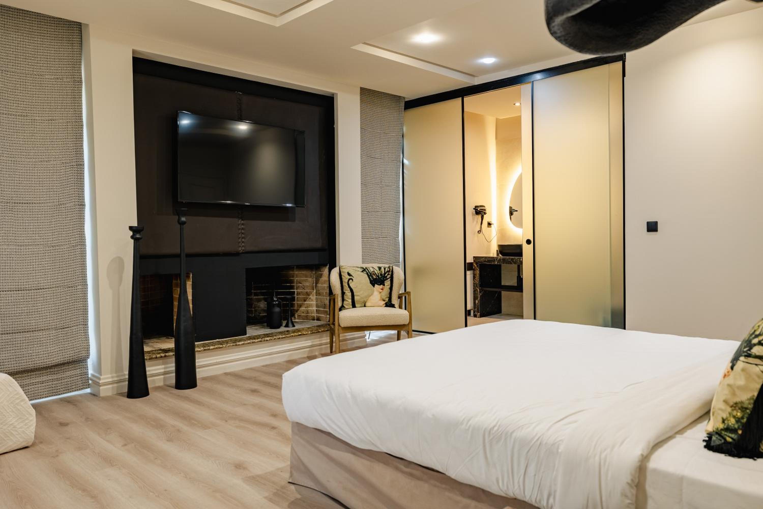 2 Bedrooms, Family, 2 King Beds, Pool View, Terrace