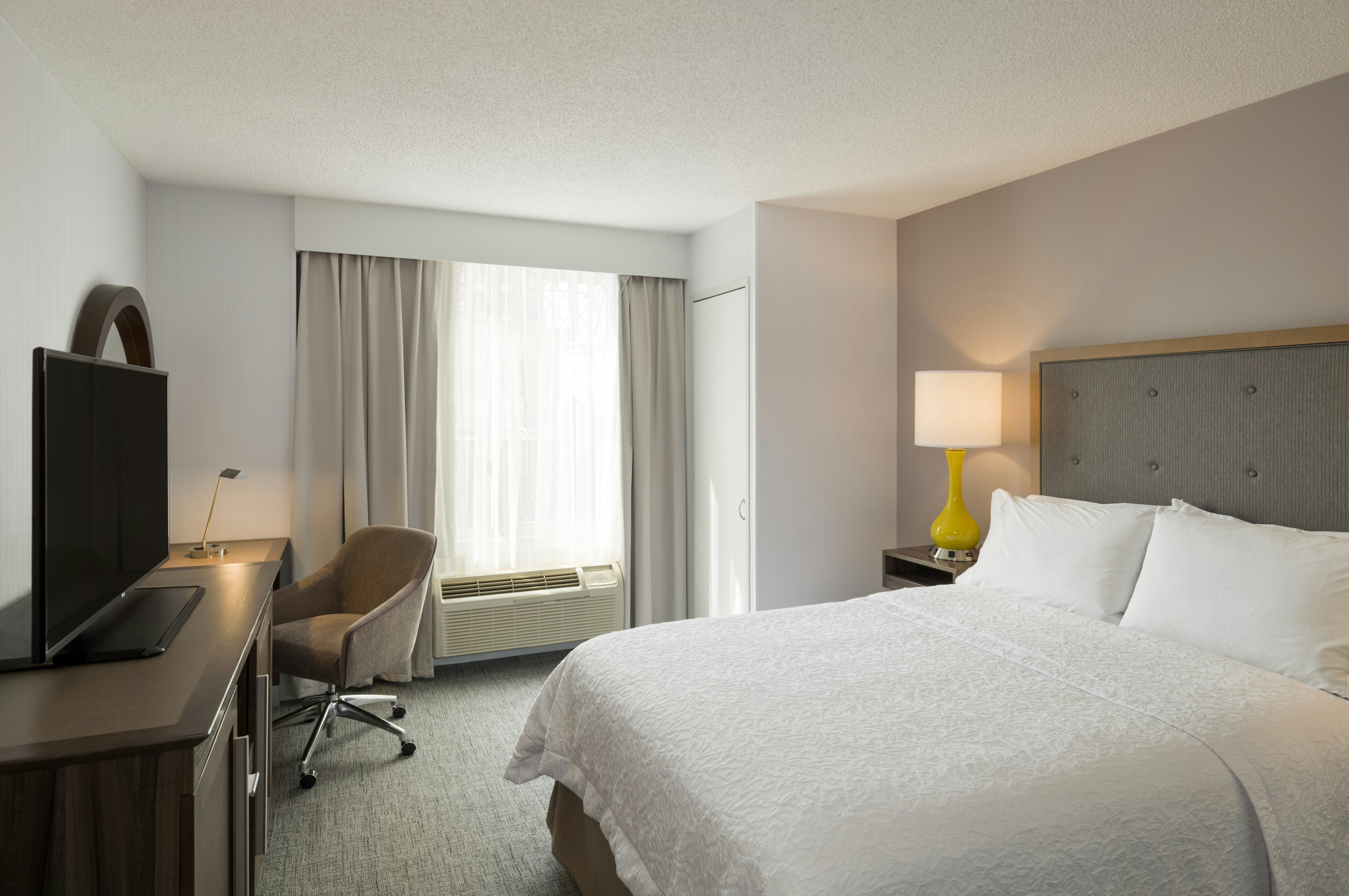 ROOM, QUEEN BED