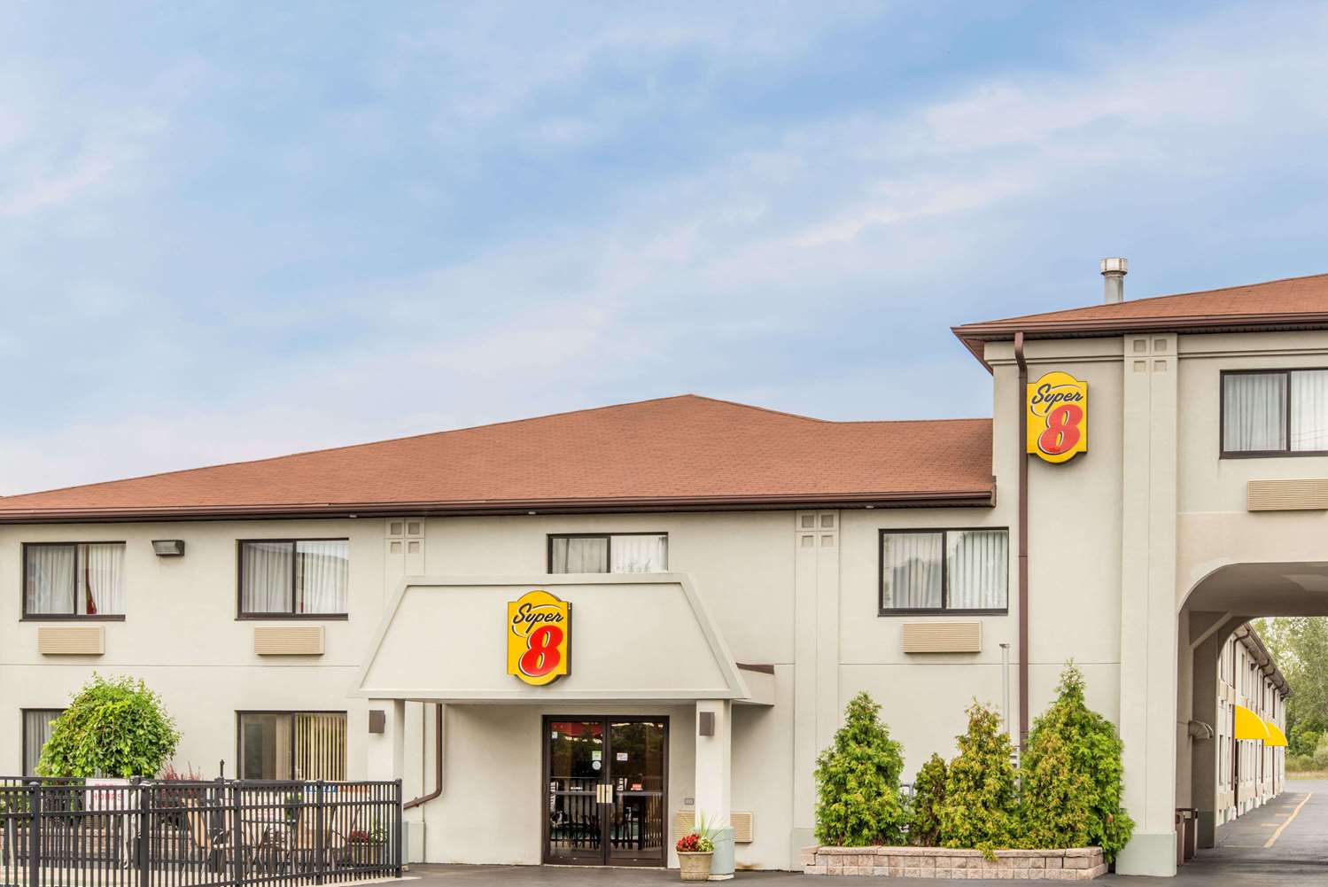 Super 8 by Wyndham Niagara Falls NY 3/25