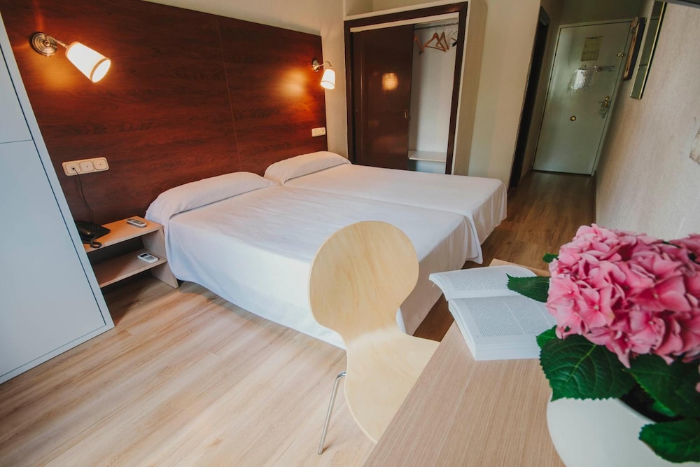 Hotel Embajador 12/42