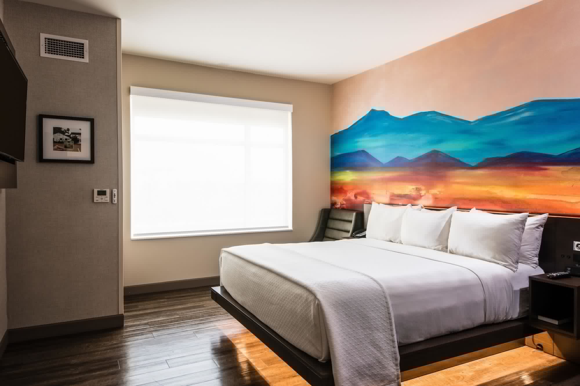 SUITE, KING BED, SOFA