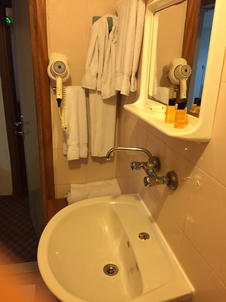 Istanbul Paris Hotel And Hostel 63/74