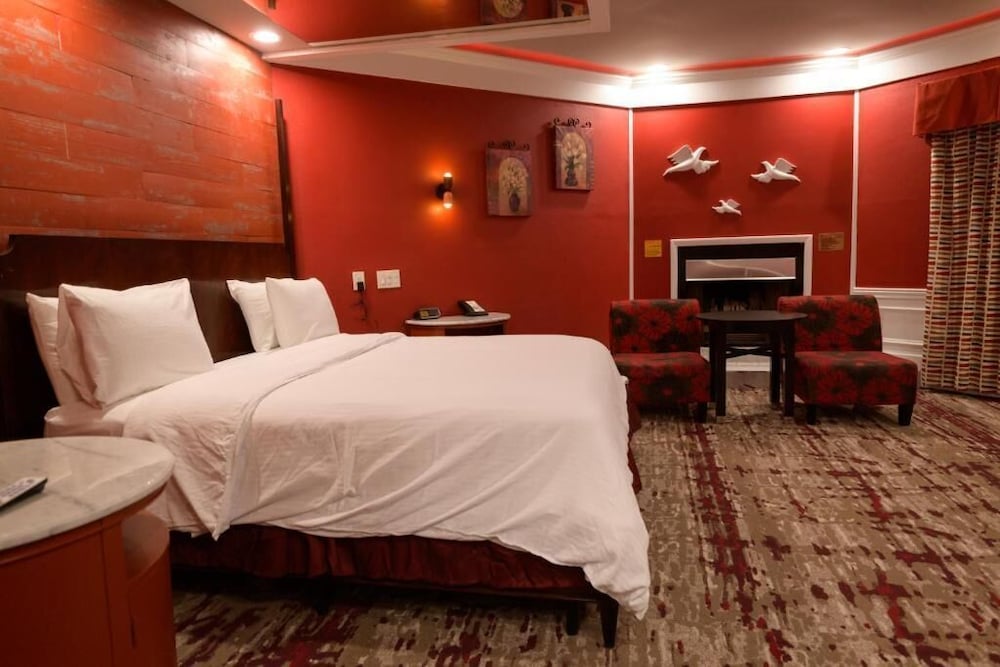 Theme, Romantic, Red, Suite, King Bed, Round Bed, Jetted Tub