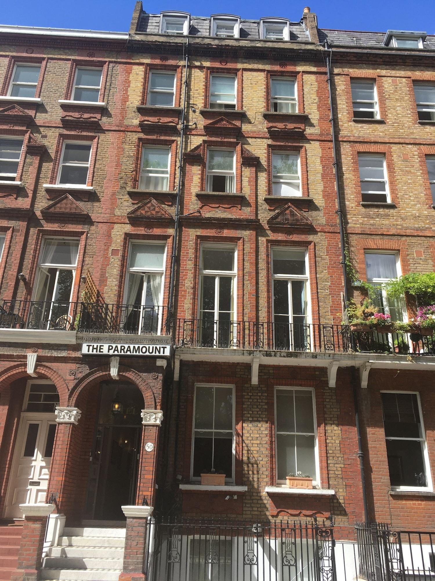 Paramount Hotel 2/45