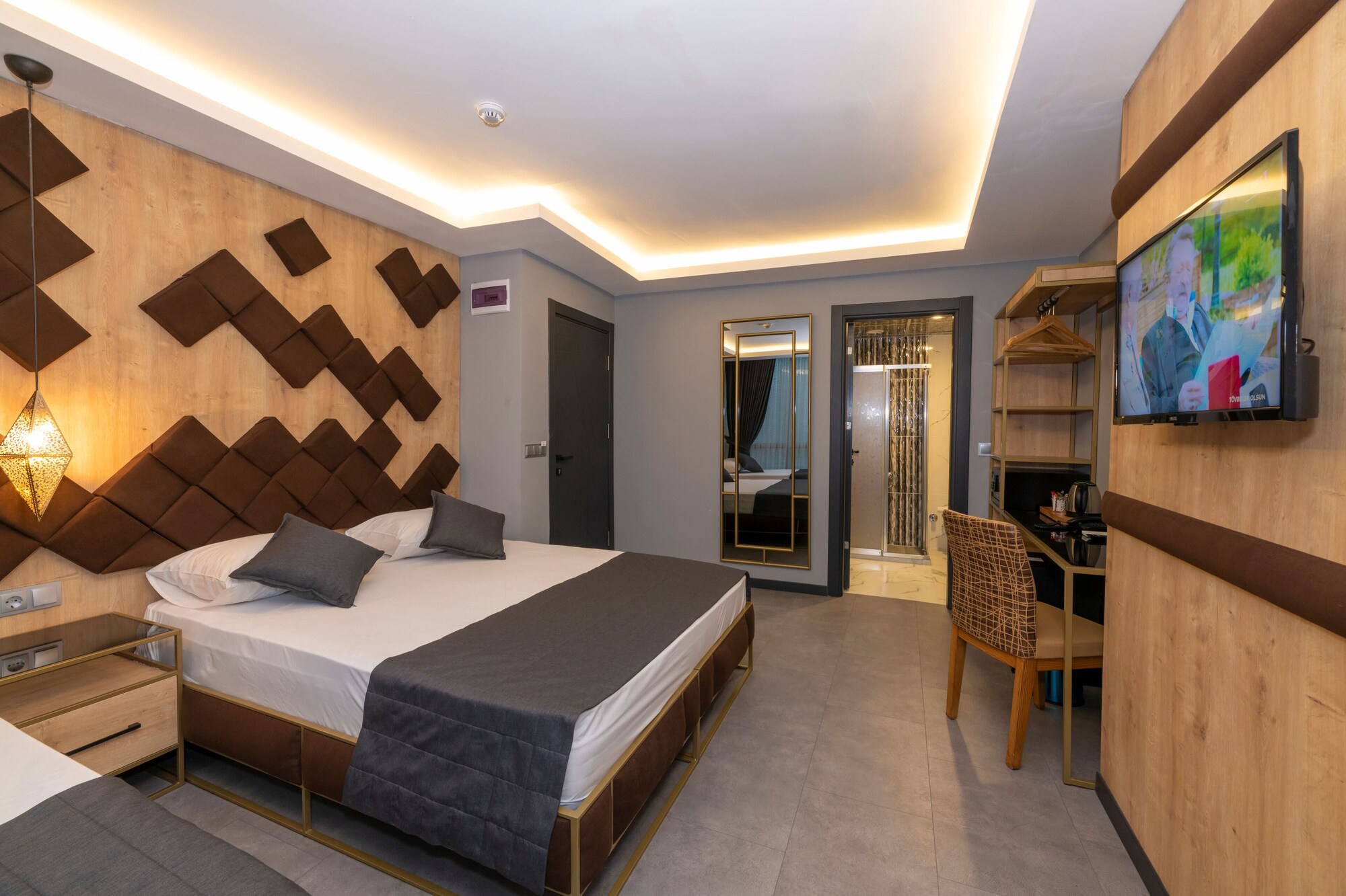 DELUXE, DOUBLE OR TWIN BED