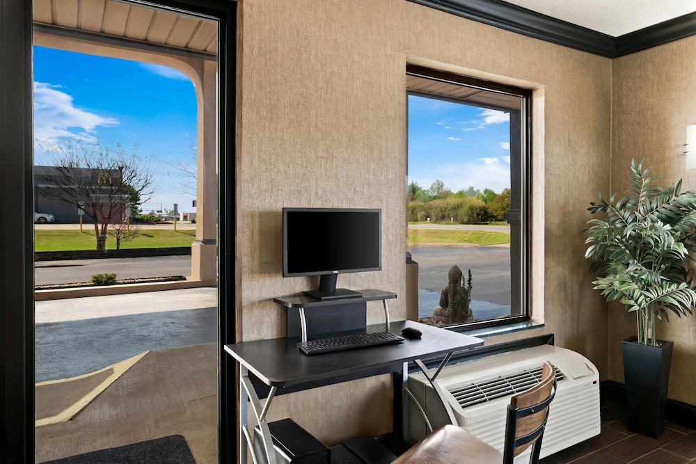 Quality Inn & Suites Dumas, AR 26/33