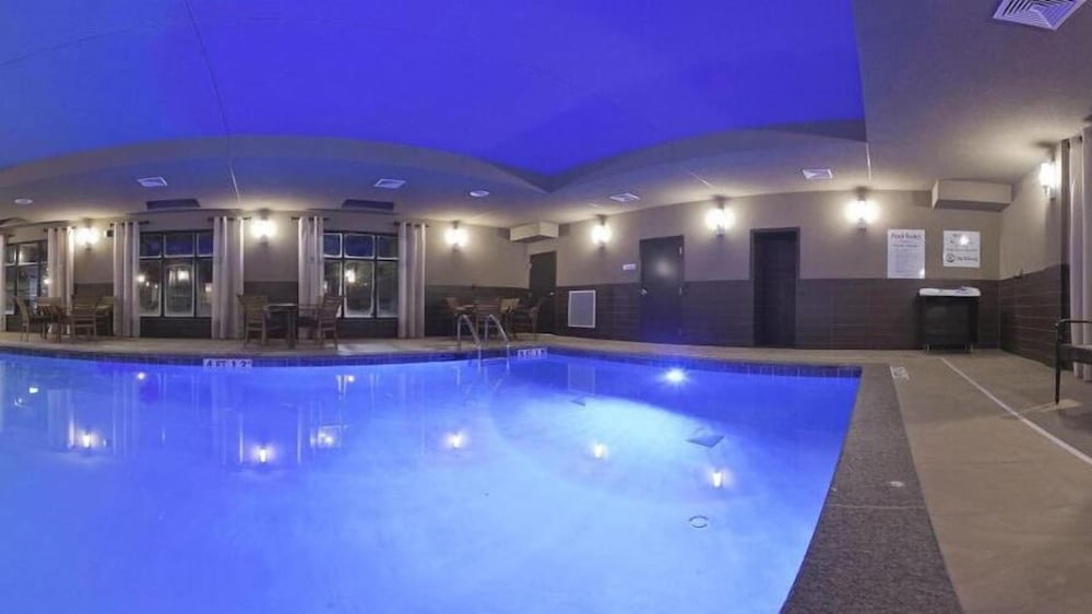 Holiday Inn Express Hotel Suites Fulton 3/51
