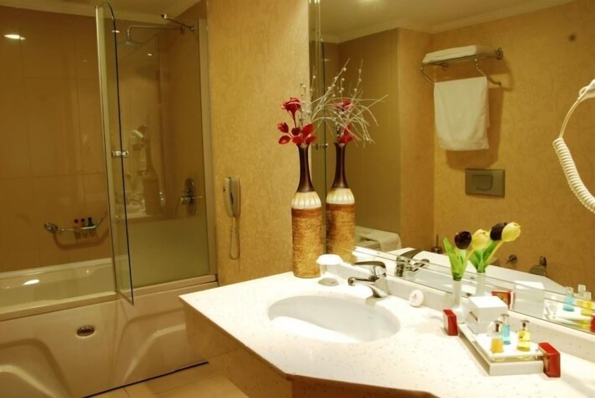 غرفة فاخرة بسرير كوين وسرير فردي، Grand Simay Hotel 3/4