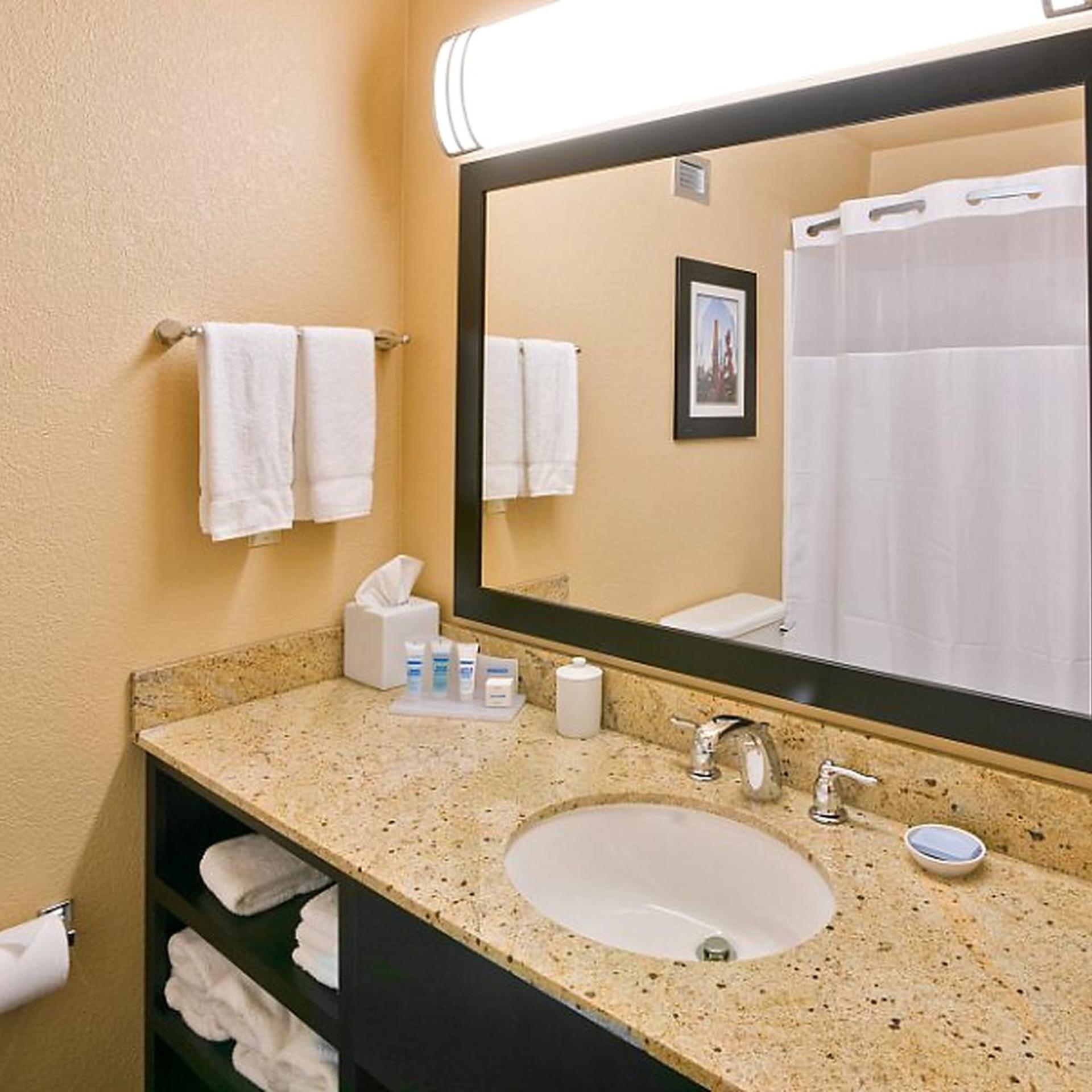 OKC Hotel Suites, Event Center, indoor Pool and Arcade, 5 Min from Downtown & Fairgrounds 45/45