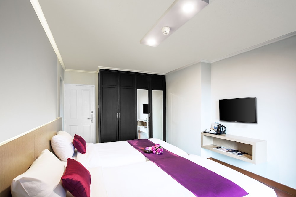 Collection O The Step Sathorn 33/63