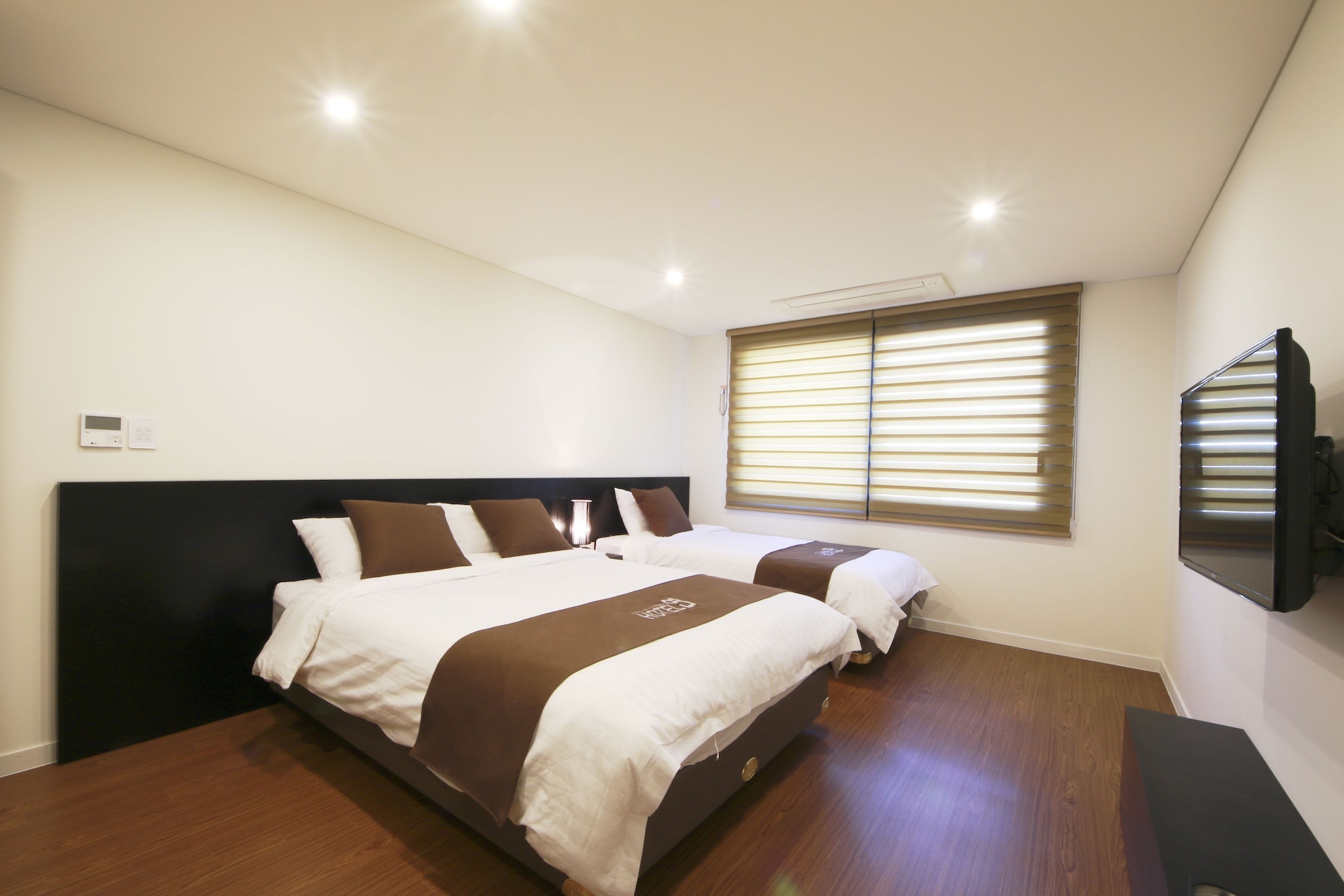 1 BEDROOM, FAMILY SUITE, 2 DOUBLE BEDS, CITY VIEW, 2 BATHROOMS, LIVING AREA