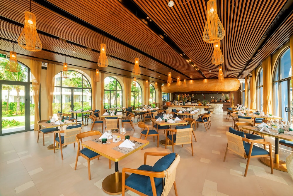 Wyndham Royal Beachfront Resort & Spa Hoi An Danang 46/59