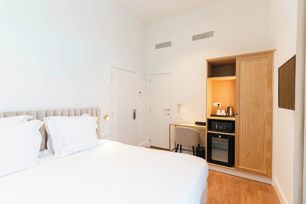 DELUXE, DOUBLE BED