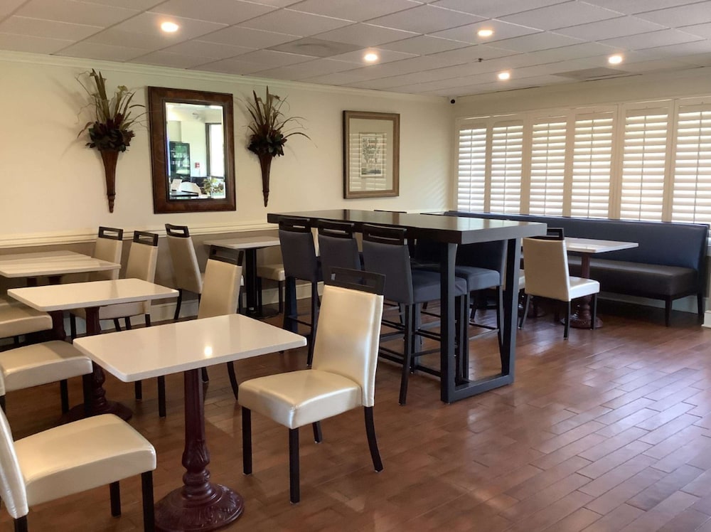 Best Western Plus Madison Inn 40/53
