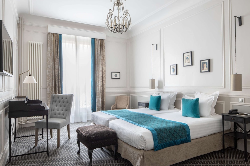 PRIVILEGE, TWIN BEDS