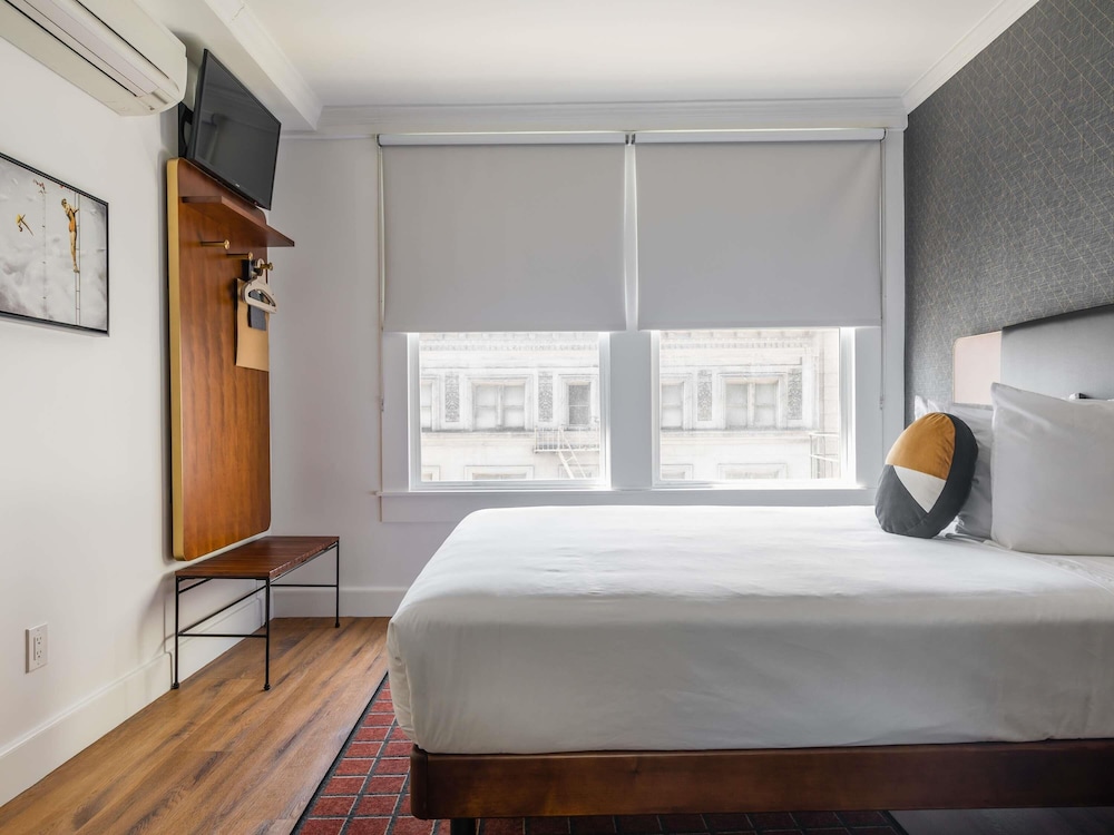 MODERN, QUEEN BED, ACCESSIBLE