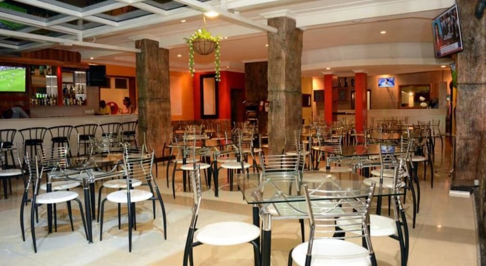 La Posh Hotel 28/33