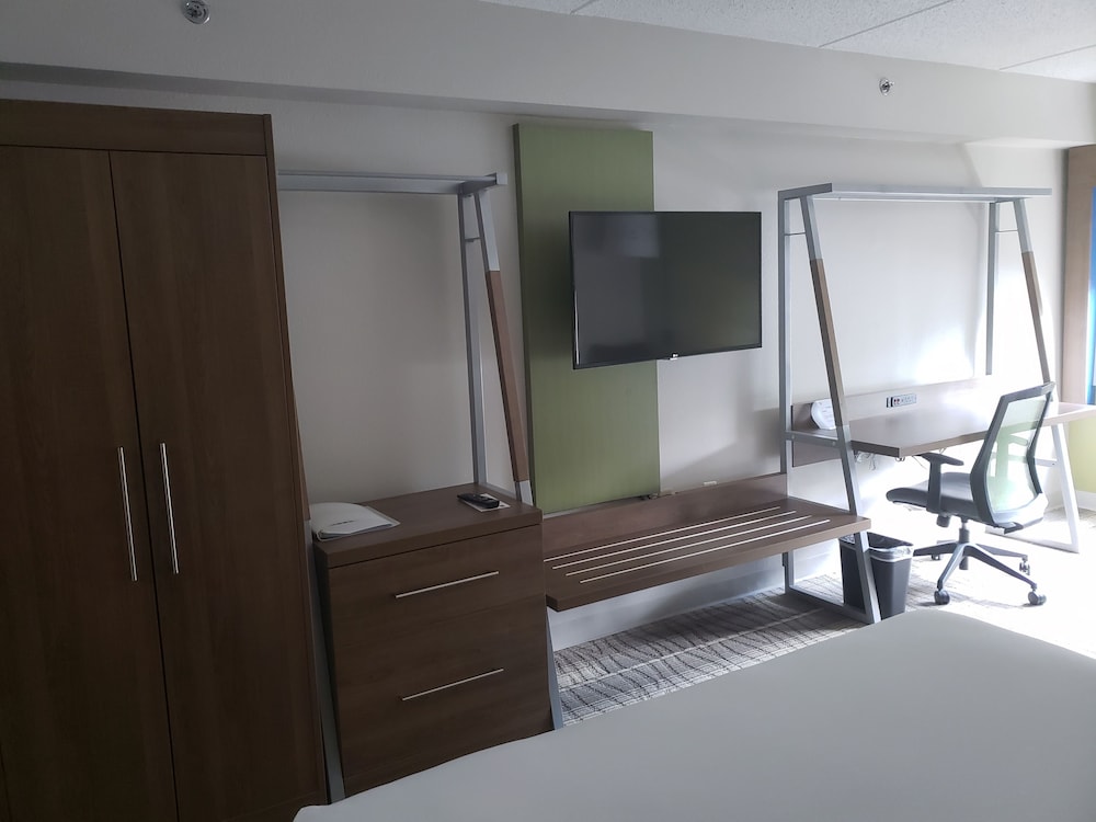 Holiday Inn Express Suites Raleigh Ne Medical Ctr Area 62/74