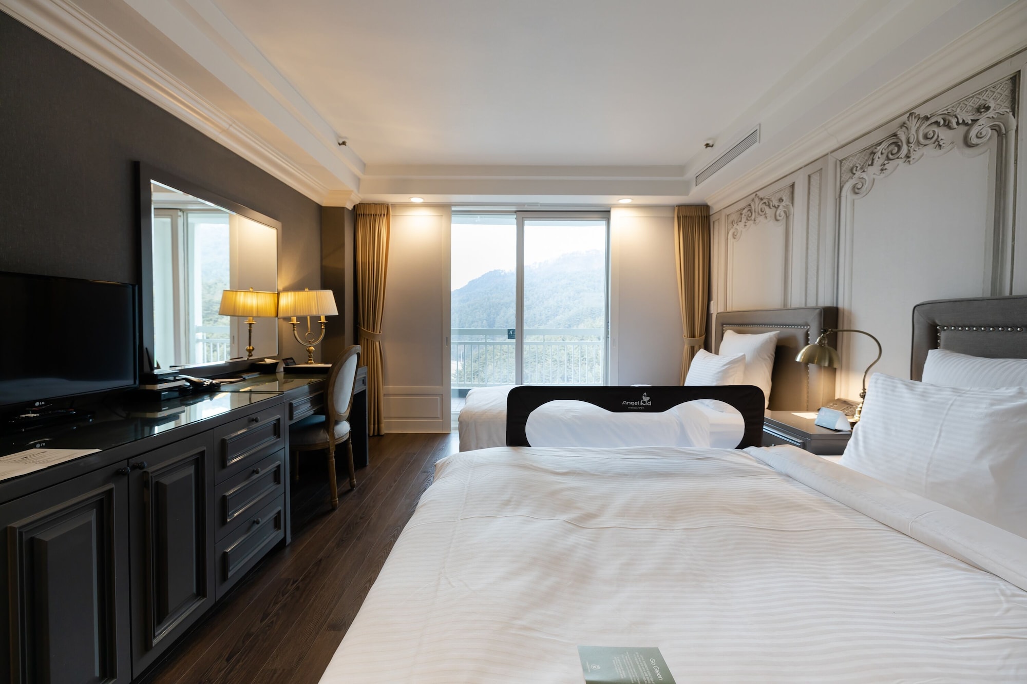 غرفة بريميير عائلية بسريرين منفصلين وسرير مزدوج وسرير فردي بإطلالة على الحديقة، Kensington Hotel Pyeongchang 2/6