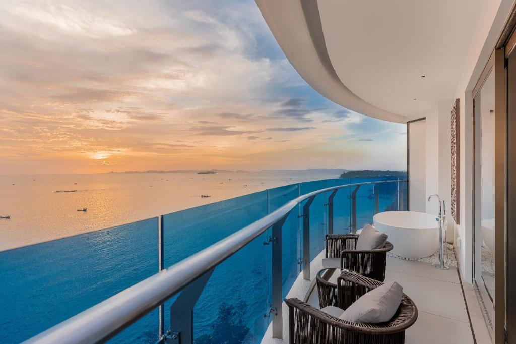 Howard Johnson Plaza by Wyndham Blue Bay Sihanoukville 42/48