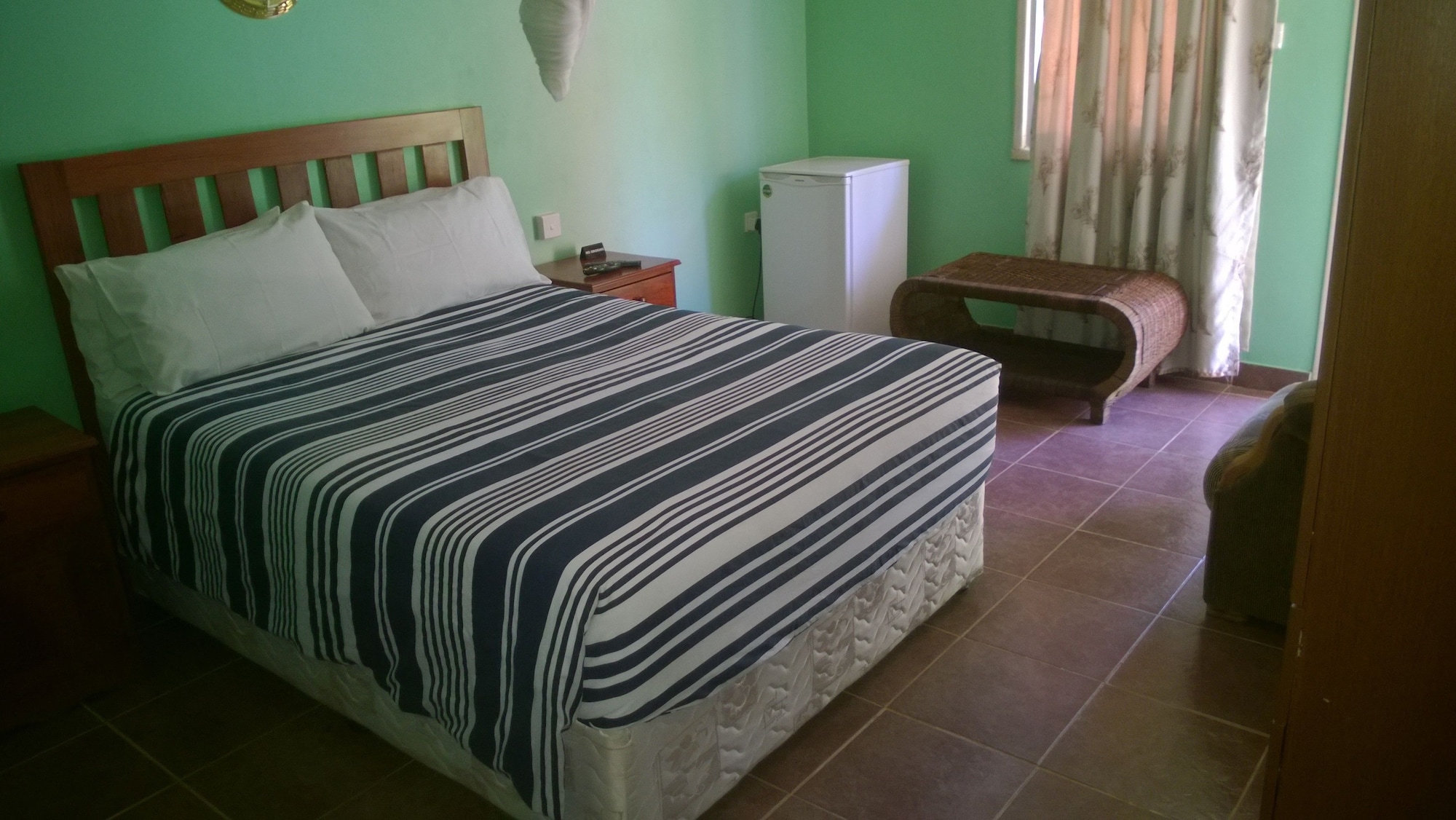 ROOM, DOUBLE BED