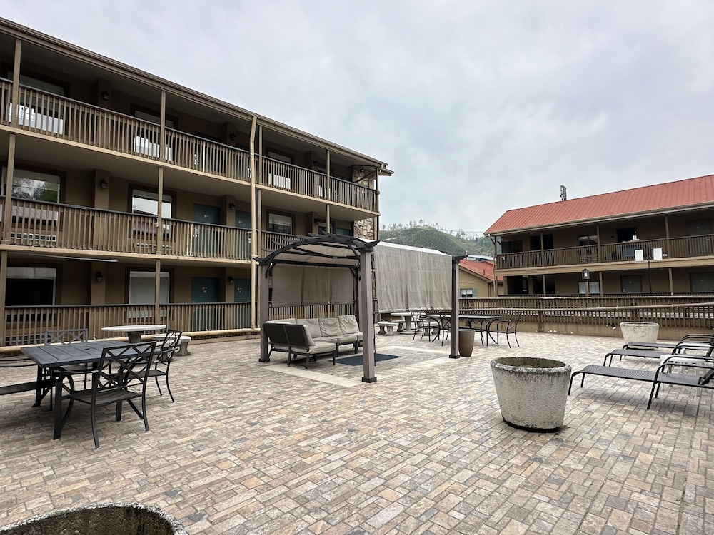 Days Inn & Suites By Wyndham Downtown Gatlinburg Parkway 52/68