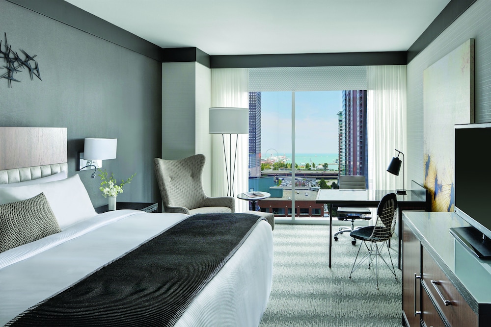 Loews Chicago 23/82