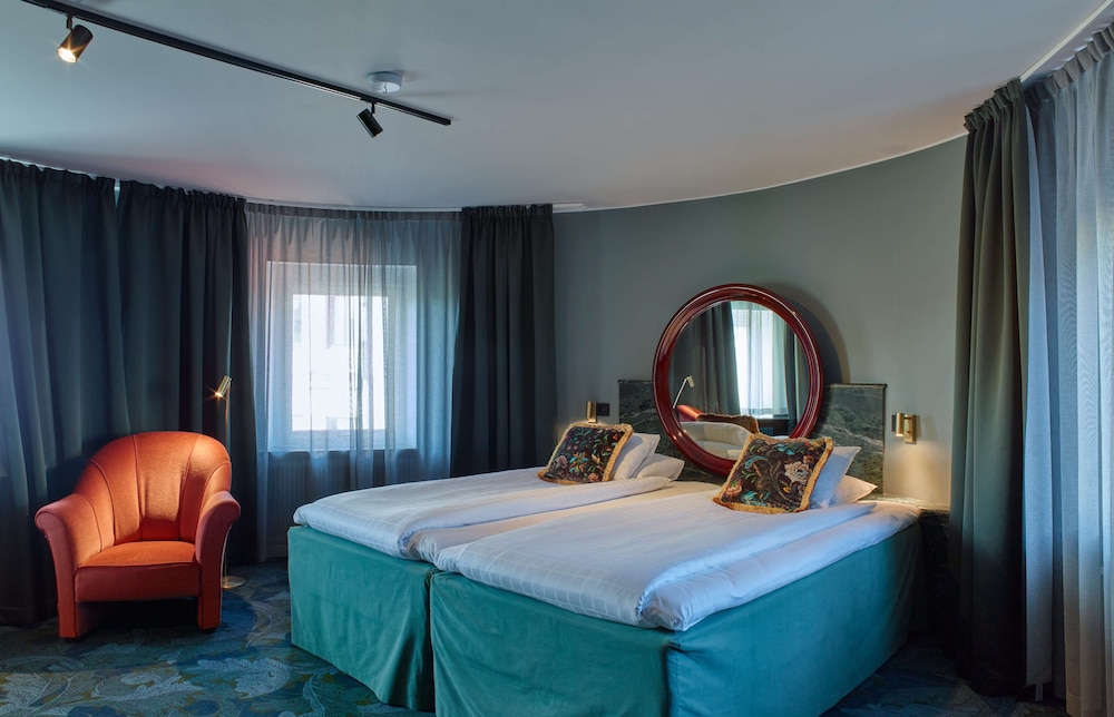 SUPERIOR, TWIN BEDS, KING BED