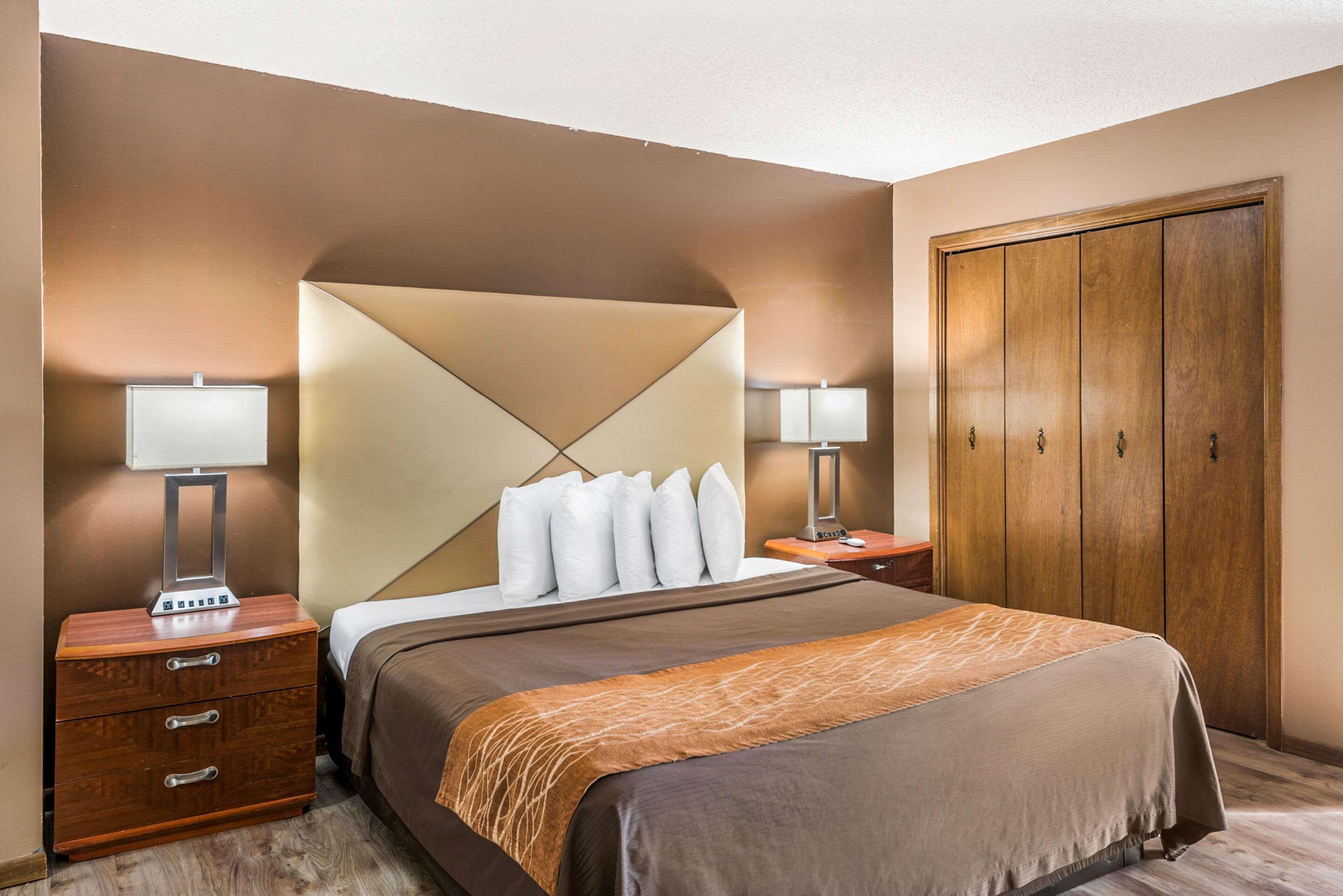 Efficiency, Suite, King Bed