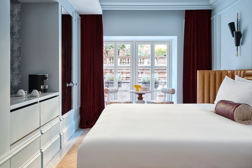 PREMIER, KING BED, BALCONY
